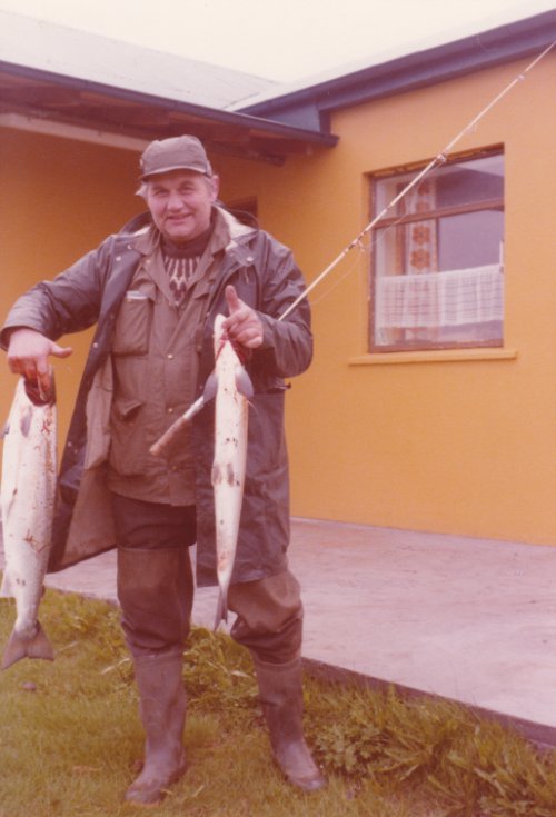 Grímur með laxa við Hvalsá